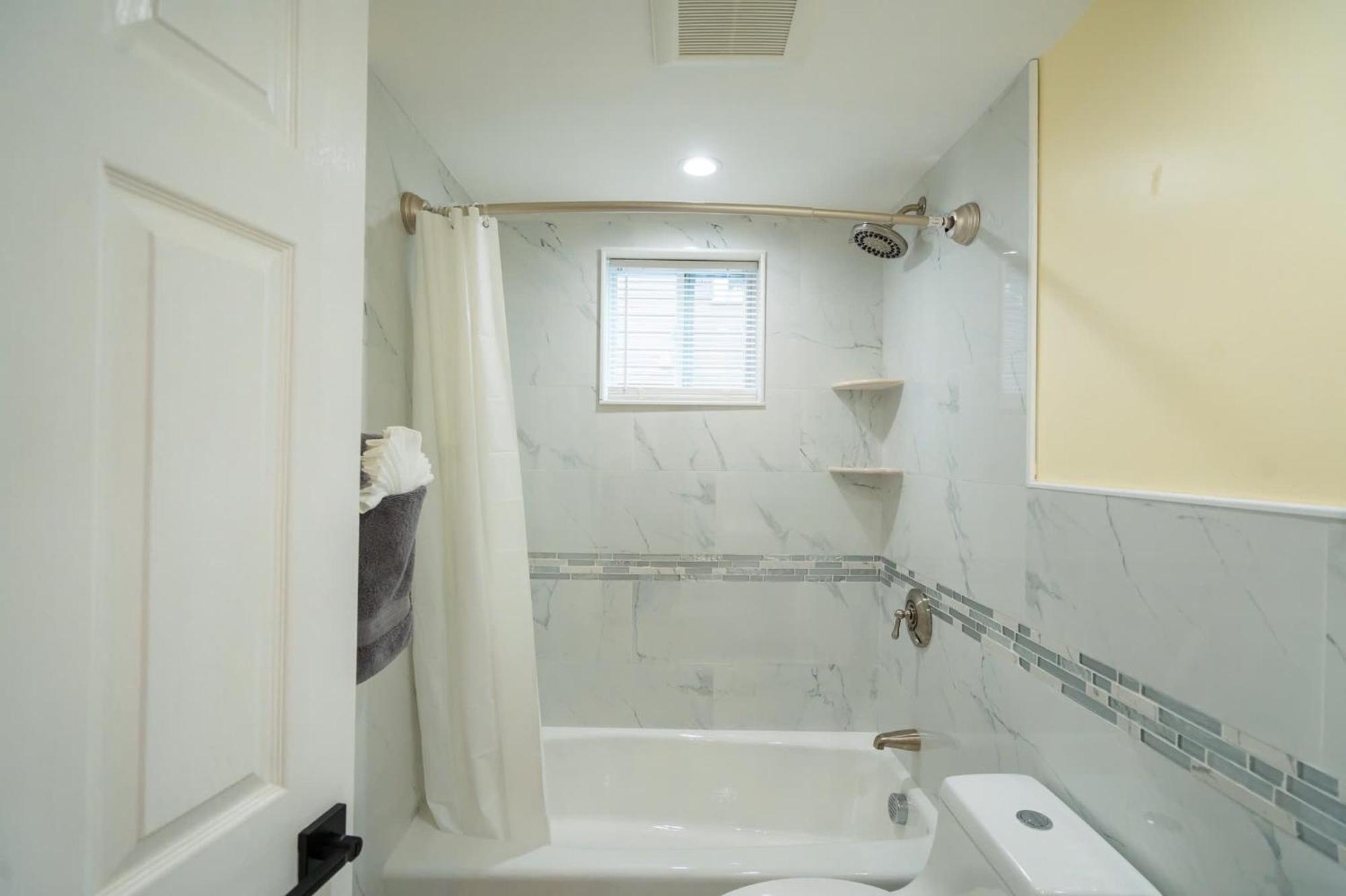 30-1 - 4Br Boston - Cozy Apt Near Geneva Cliffs * Boston