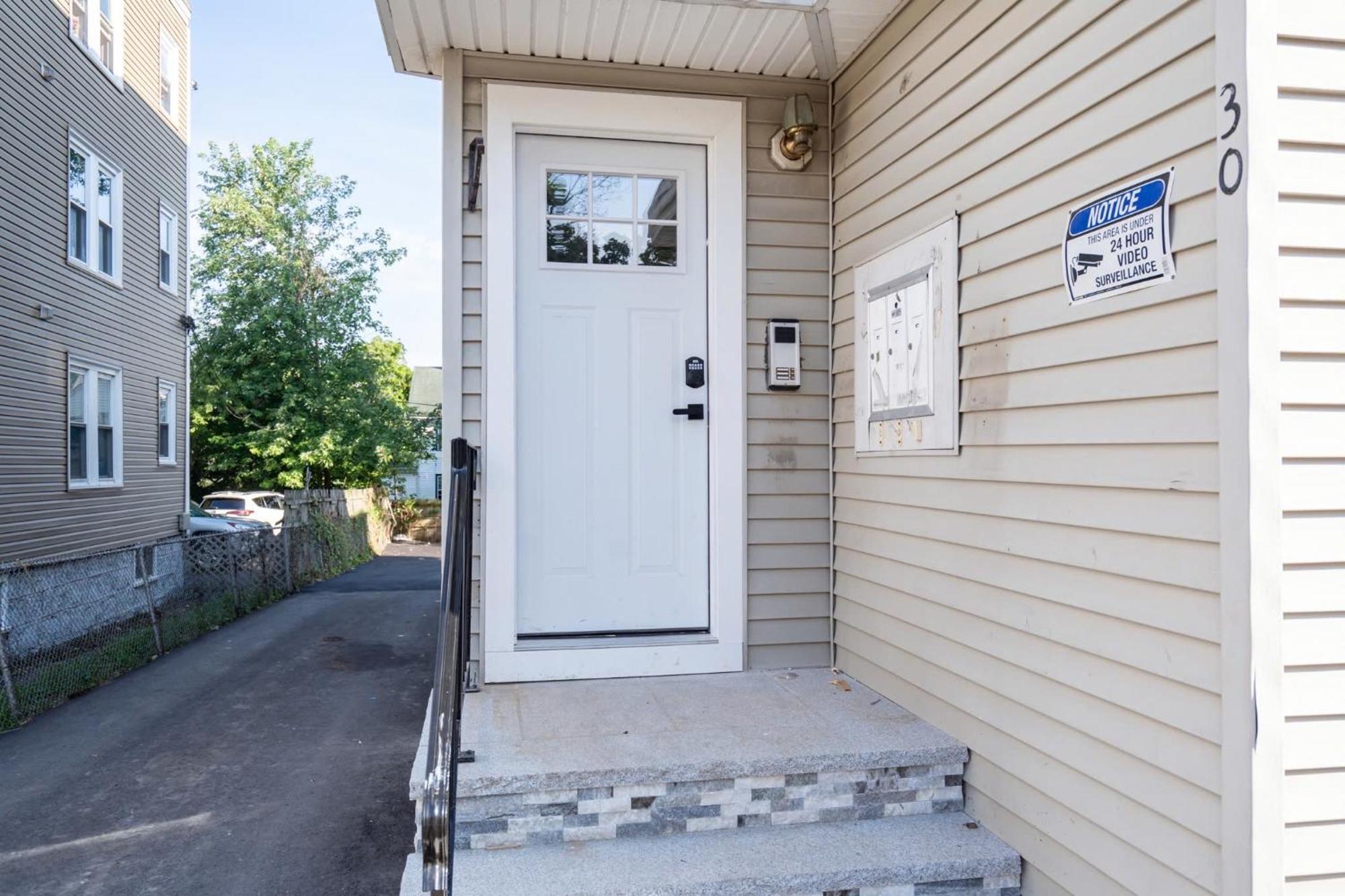 30-1 - 4Br Boston - Cozy Apt Near Geneva Cliffs * Boston